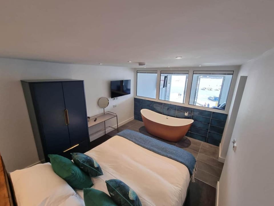 Bed, Bedroom, Sea view, Bath