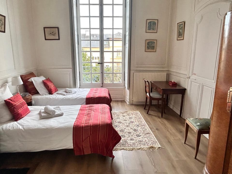 Bed, Photo of the whole room, Decorative detail, Bedroom, Garden view