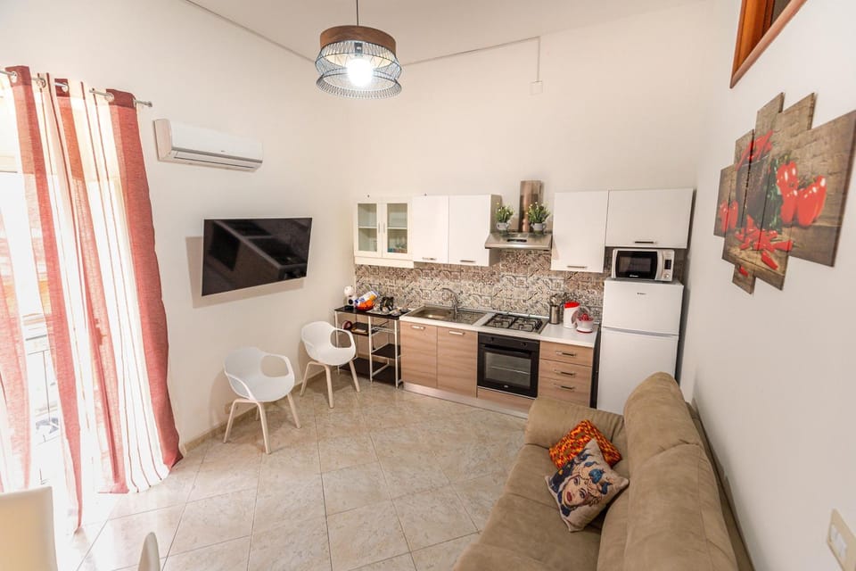 TV and multimedia, Kitchen or kitchenette, Seating area, Dining area, minibar, oven, stove, toaster, air conditioner