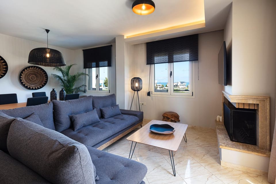 TV and multimedia, Living room, Seating area, Sea view, flat iron