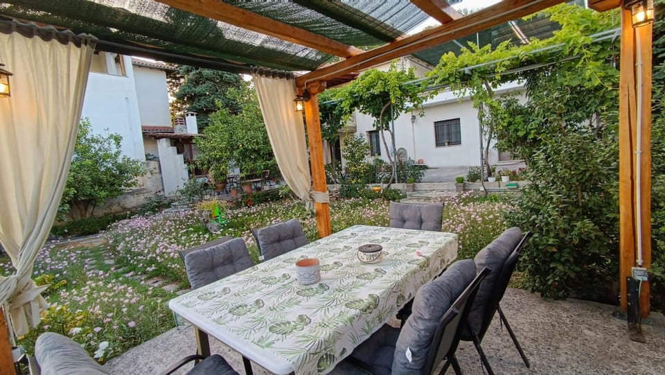 Property building, Patio, Spring, Day, Garden, Dining area, Garden view