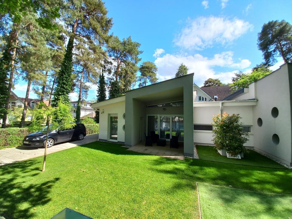 Property building, Garden, Parking