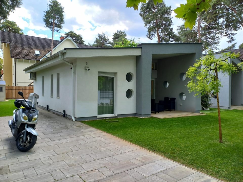 Property building, Garden, Parking