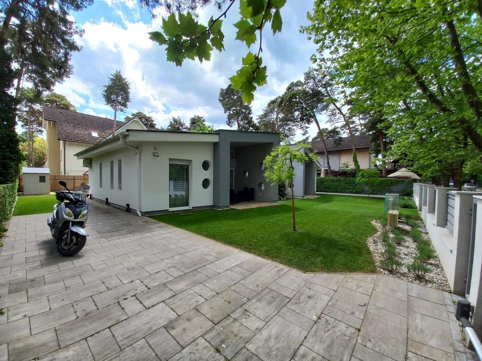 Property building, Garden, Parking