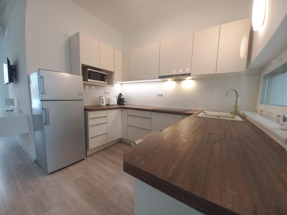 Coffee/tea facilities, minibar, kitchen