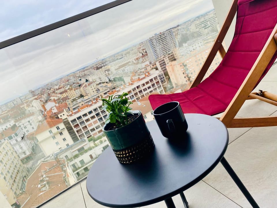 View (from property/room), Balcony/Terrace, City view