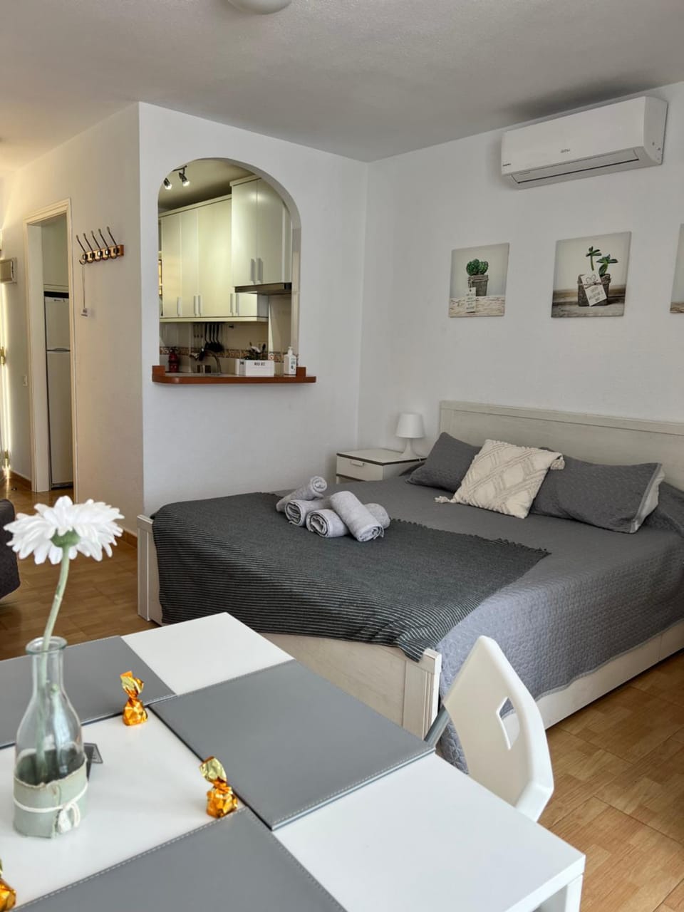 Bed, Dining area