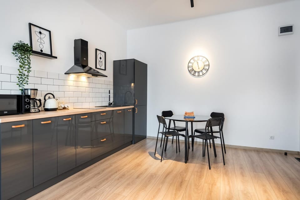 Coffee/tea facilities, Kitchen or kitchenette, Dining area, minibar