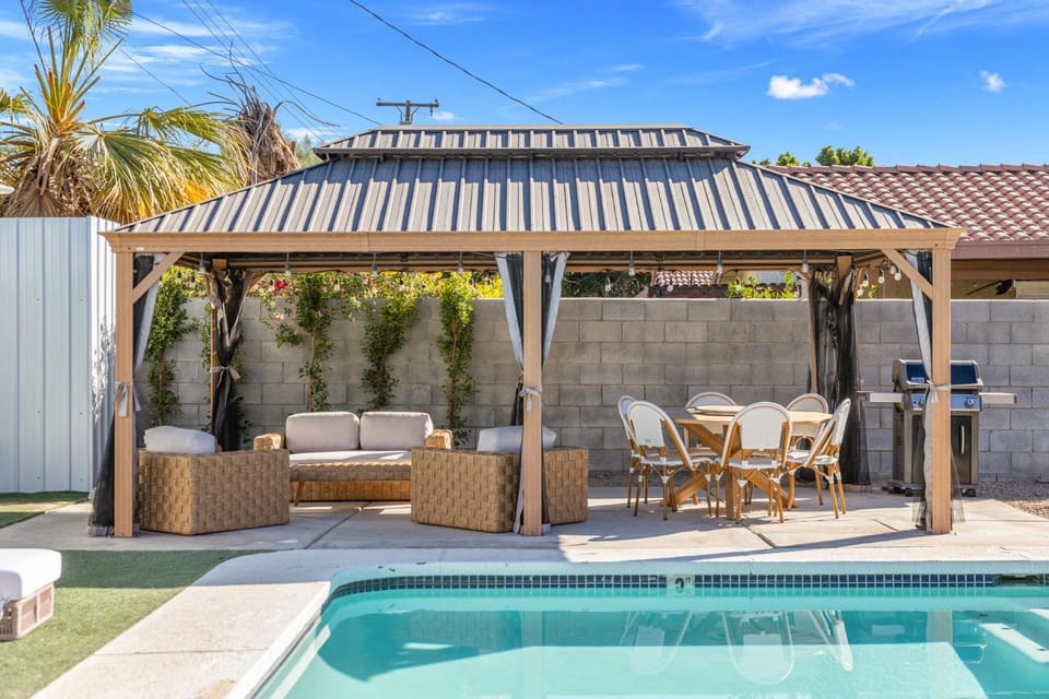 Property building, Patio, Day, Pool view, Swimming pool, sunbed