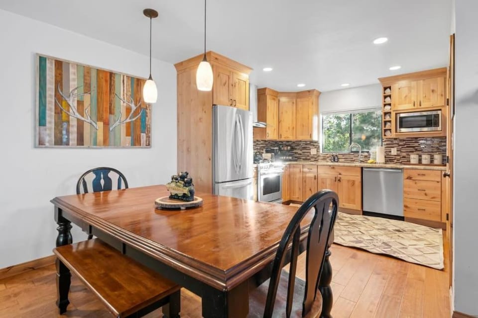 Kitchen or kitchenette, Dining area, dishwasher, minibar, oven, pet friendly, stove