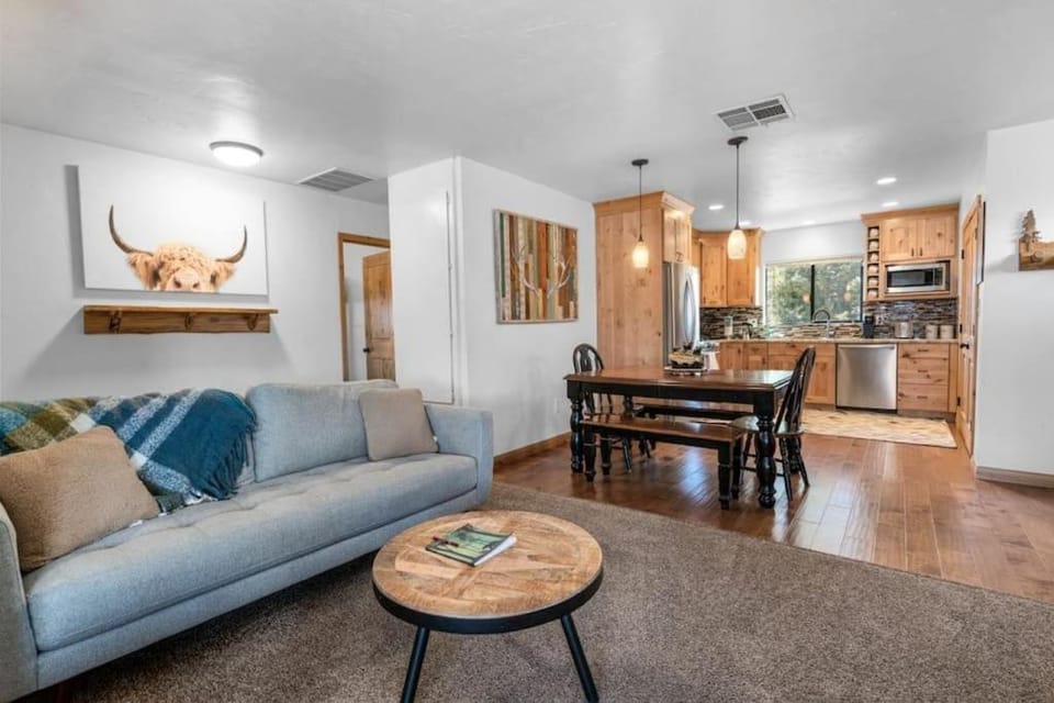Kitchen or kitchenette, Living room, Seating area, Dining area