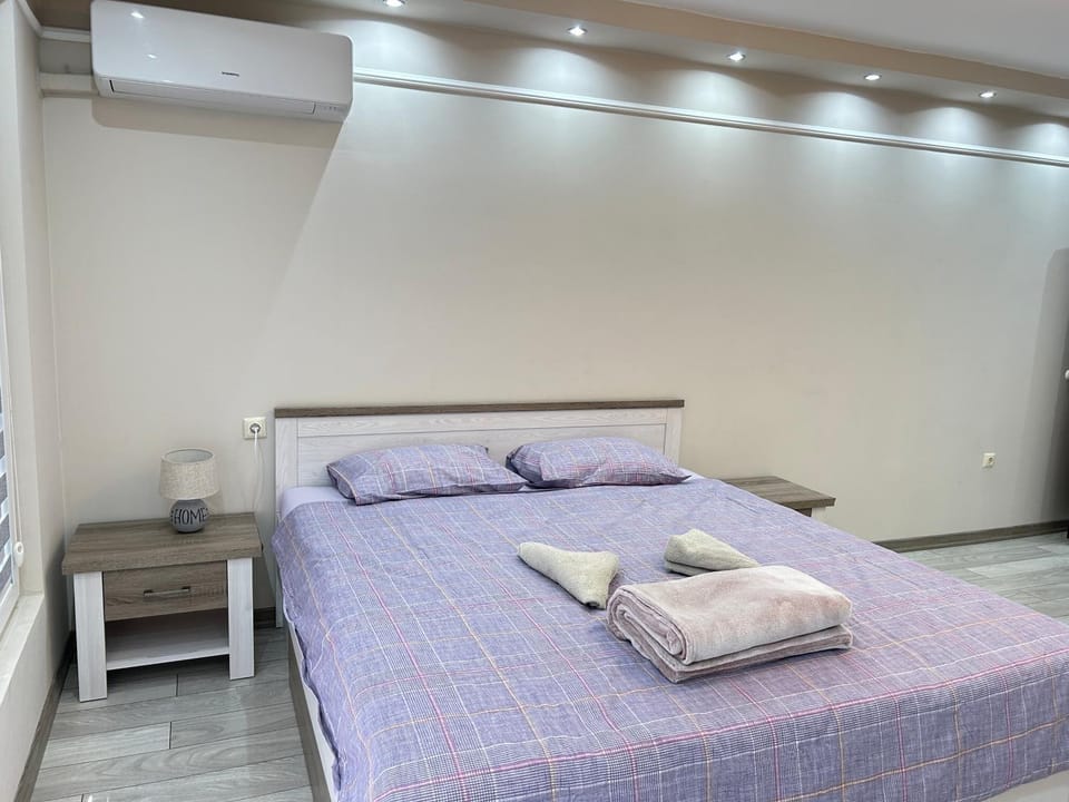 Bedroom, air conditioner