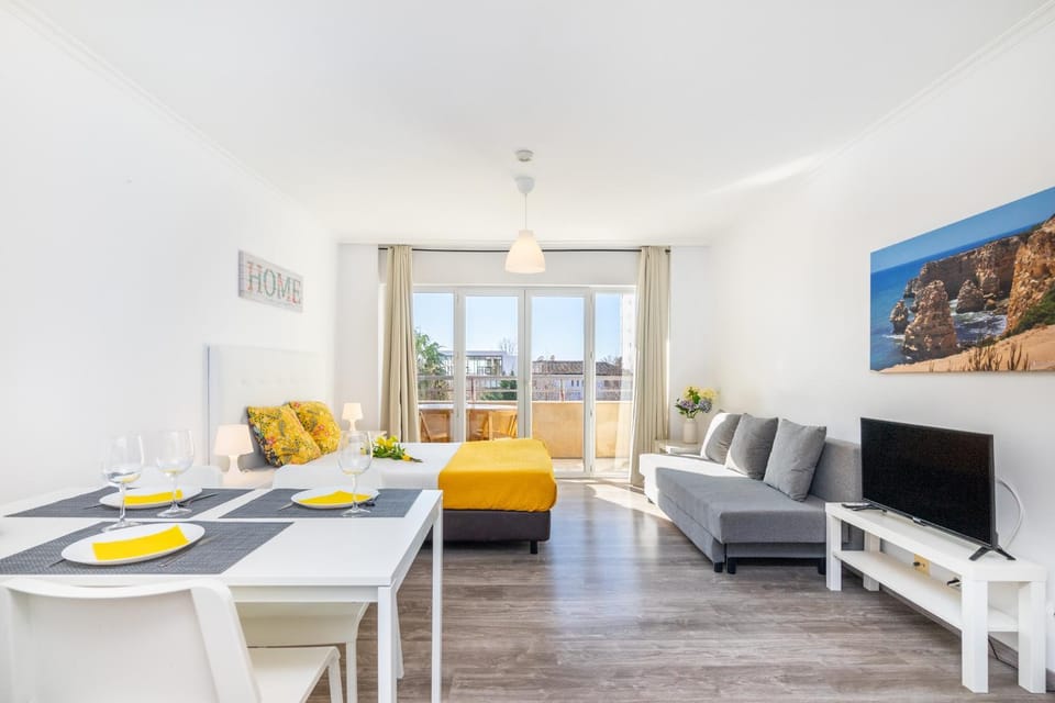 Bed, Living room, Seating area, Dining area
