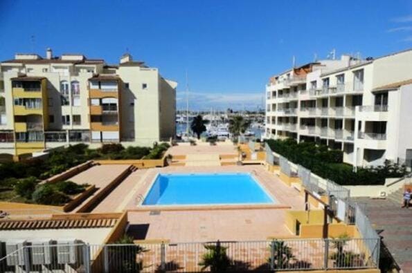 superbe studio avec piscine, ascenseur et accès direct sur le port Apartment in Agde