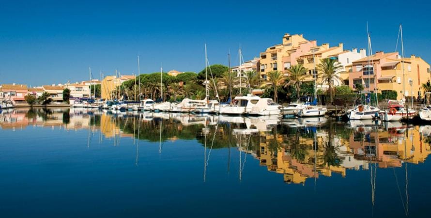 superbe studio avec piscine, ascenseur et accès direct sur le port Apartment in Agde