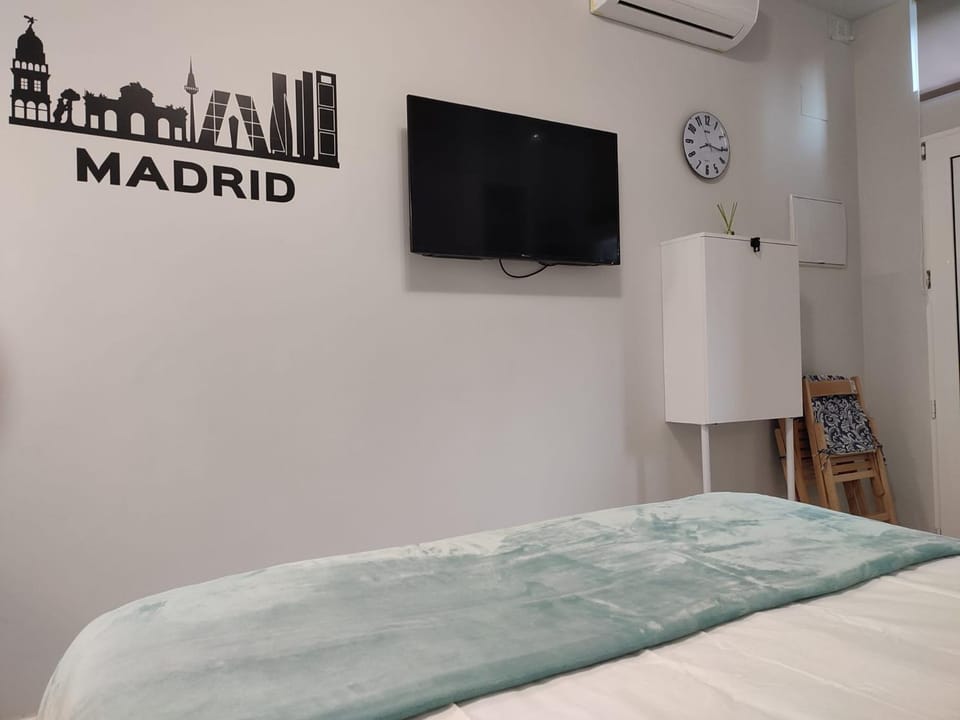 Communal lounge/ TV room, Bed, TV and multimedia, Bedroom