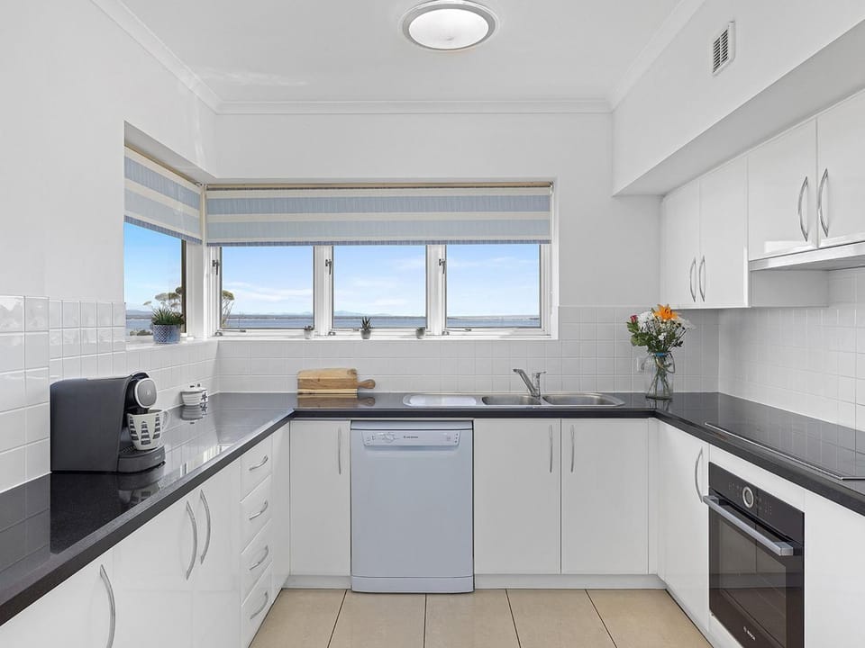 Coffee/tea facilities, dishwasher, oven, kitchen