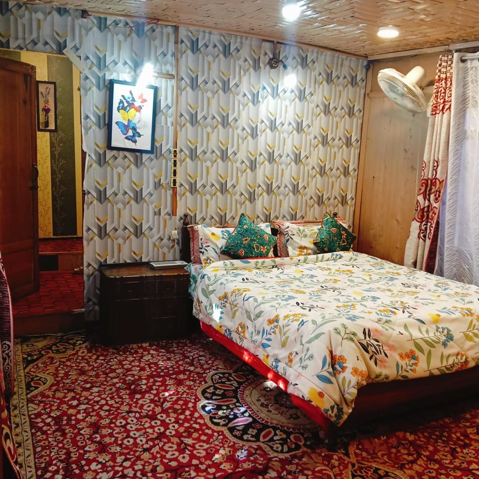 Houseboat New world Bed and Breakfast in India