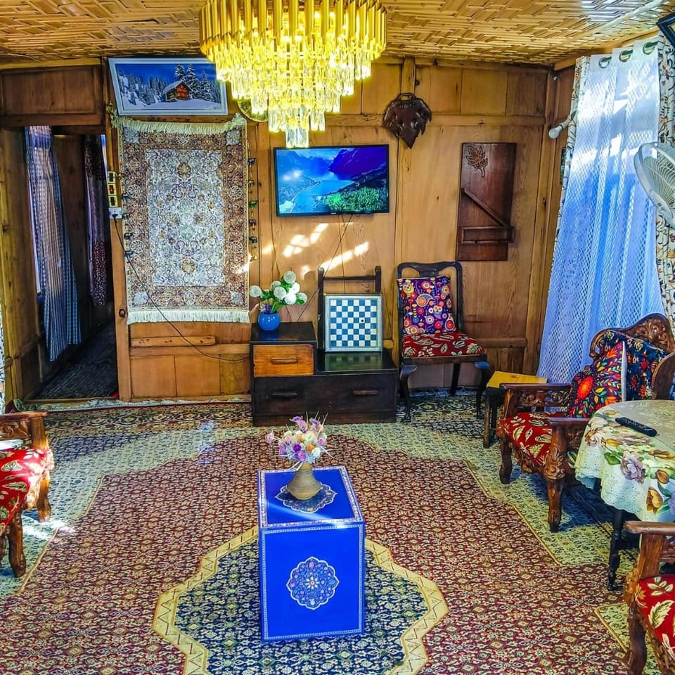 Houseboat New world Bed and Breakfast in India