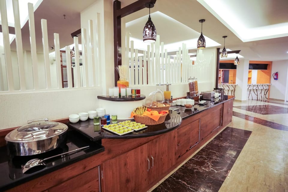 Restaurant/places to eat, Restaurant/places to eat, Food and drinks, Buffet breakfast