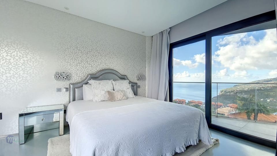 Bed, Bedroom, Sea view