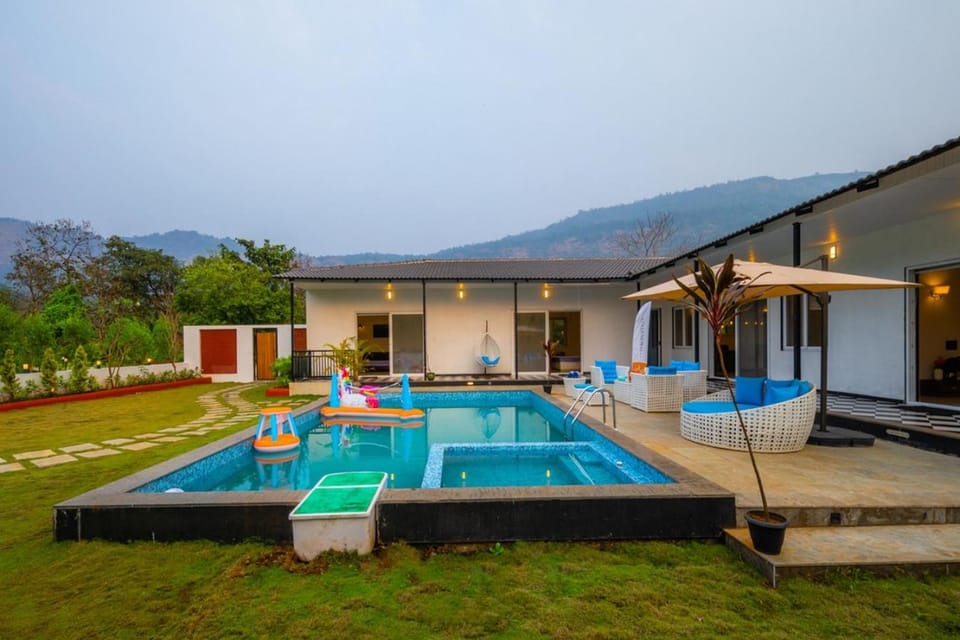 Property building, Patio, Day, Natural landscape, Mountain view, Pool view, Swimming pool, sunbed
