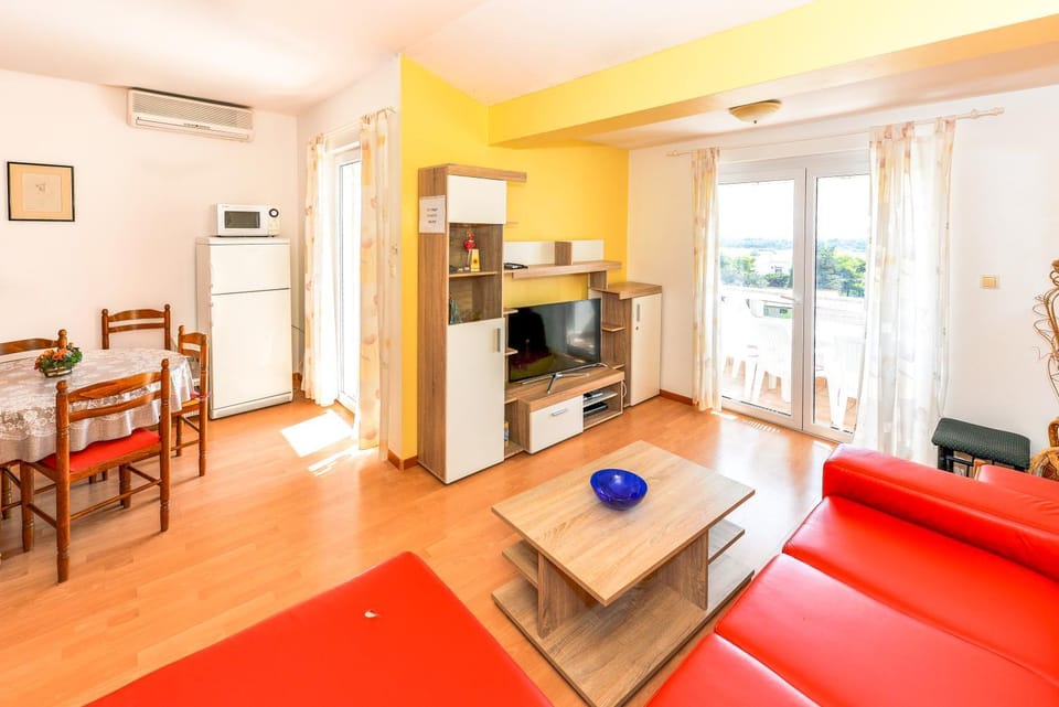 TV and multimedia, Living room, Dining area, air conditioner
