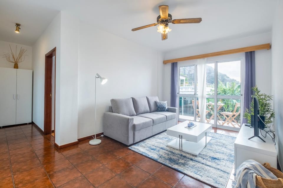 Seating area, fireplace