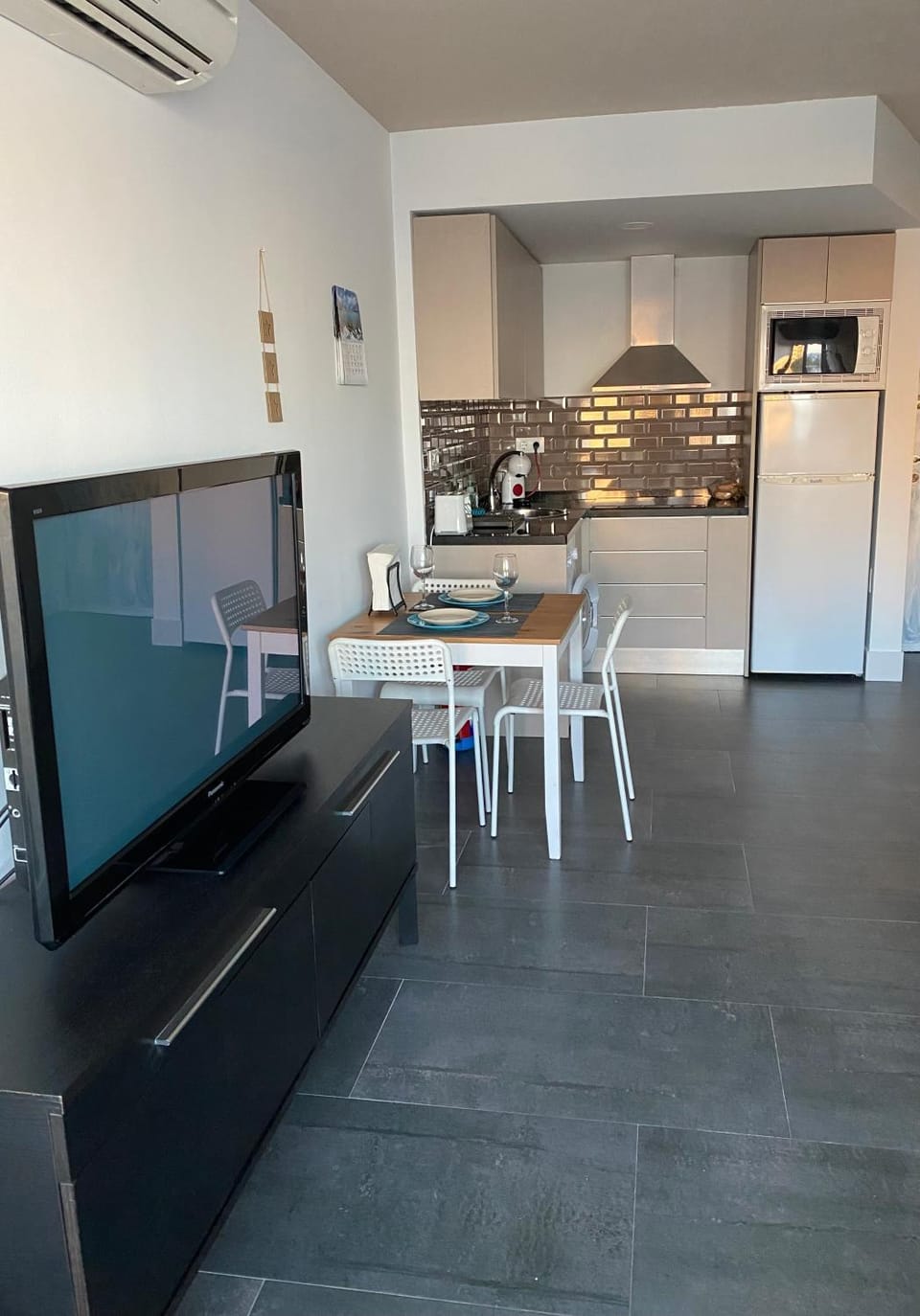 TV and multimedia, Kitchen or kitchenette, Living room, Dining area