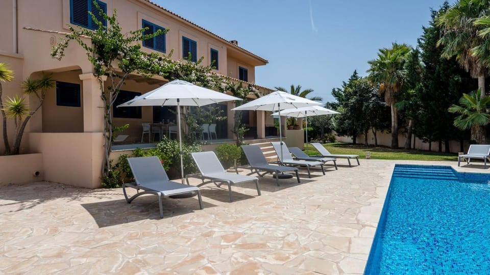 Property building, Garden, Swimming pool, sunbed