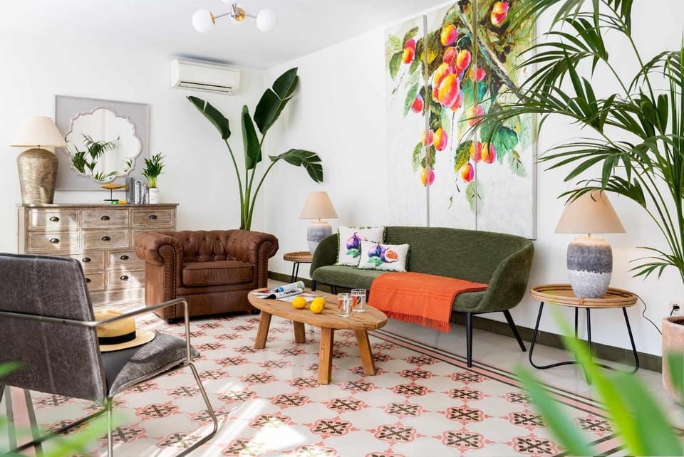 TV and multimedia, Living room, Decorative detail, Seating area