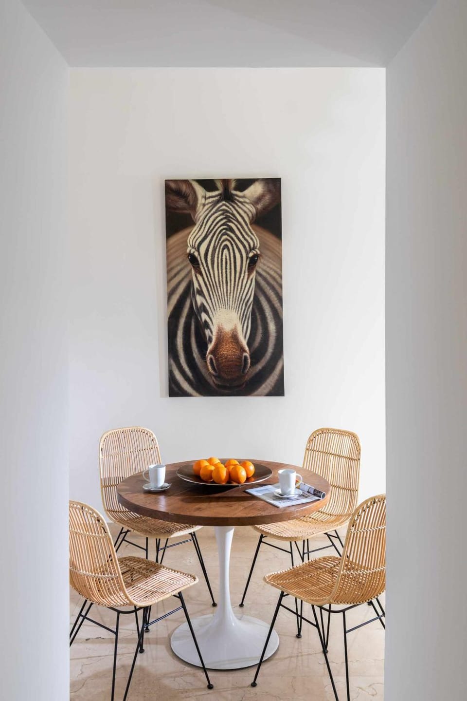 Living room, Food and drinks, Decorative detail, Seating area, Dining area, Food