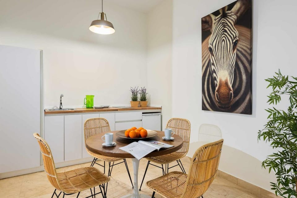 Kitchen or kitchenette, Food and drinks, Dining area, Food, stove