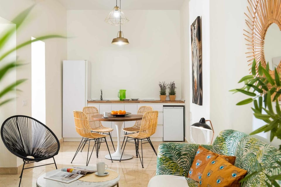 Kitchen or kitchenette, Living room, Seating area, Dining area, Drinks, stove