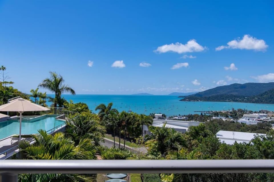 Three A Airlie Seaviews, Pool, Private Spa Apartment in Airlie Beach