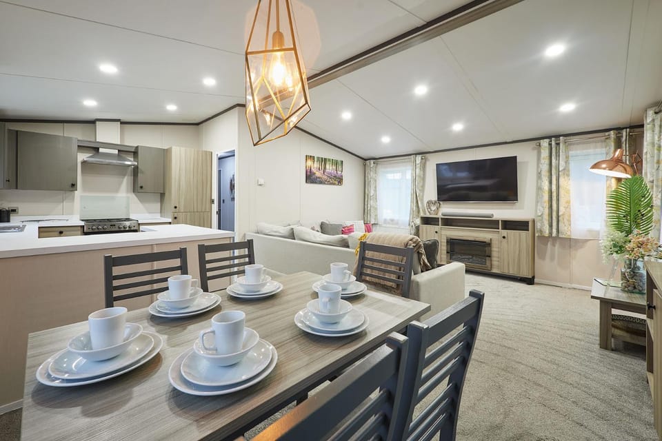 TV and multimedia, Coffee/tea facilities, Kitchen or kitchenette, Living room, Seating area, Dining area