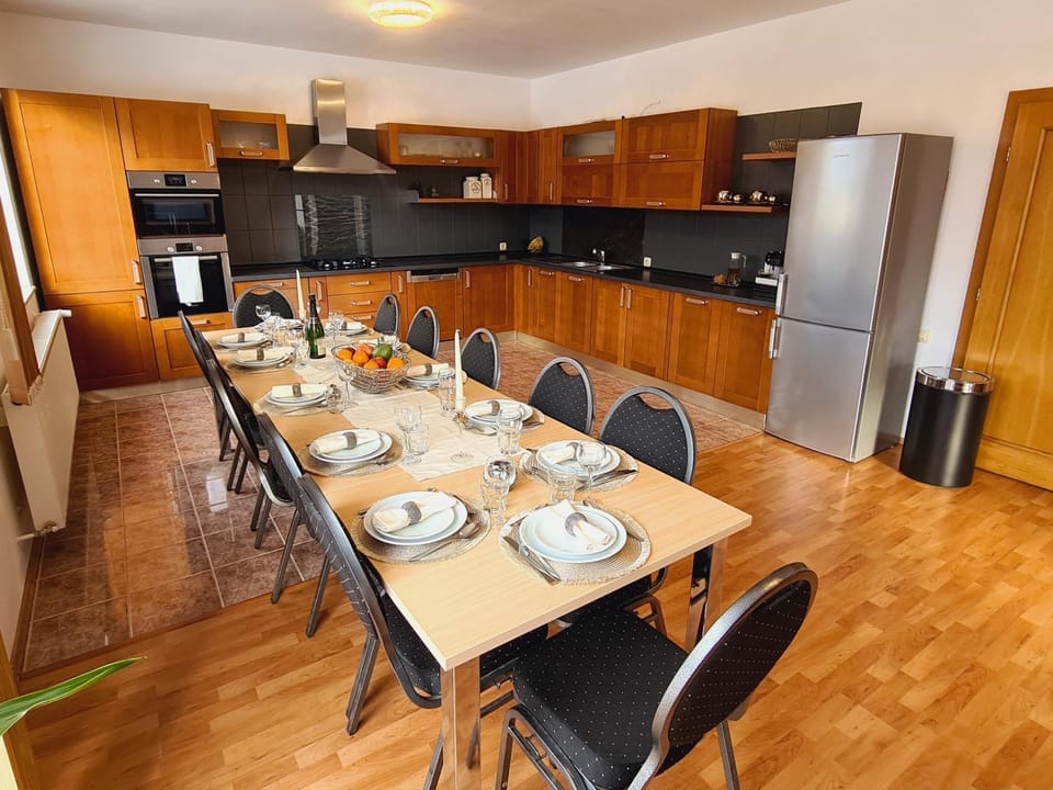 Coffee/tea facilities, Kitchen or kitchenette, Dining area, dishwasher, minibar, oven, pet friendly, stove, toaster