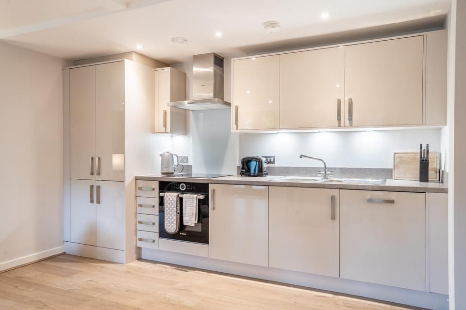 Coffee/tea facilities, oven, stove