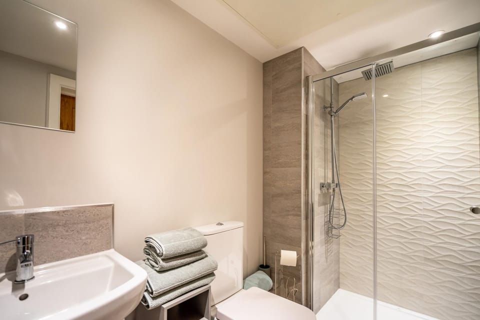 Shower, Toilet, Bathroom, towels