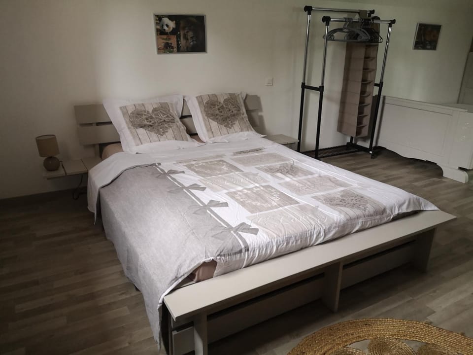 Chambre Fleurs de Lys proche Zooparc de Beauval et des Châteaux de la Loire Vacation rental in Centre-Val de Loire