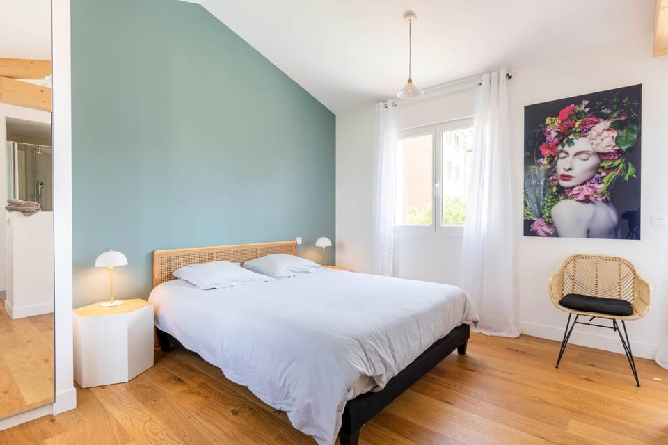 Bed, Photo of the whole room