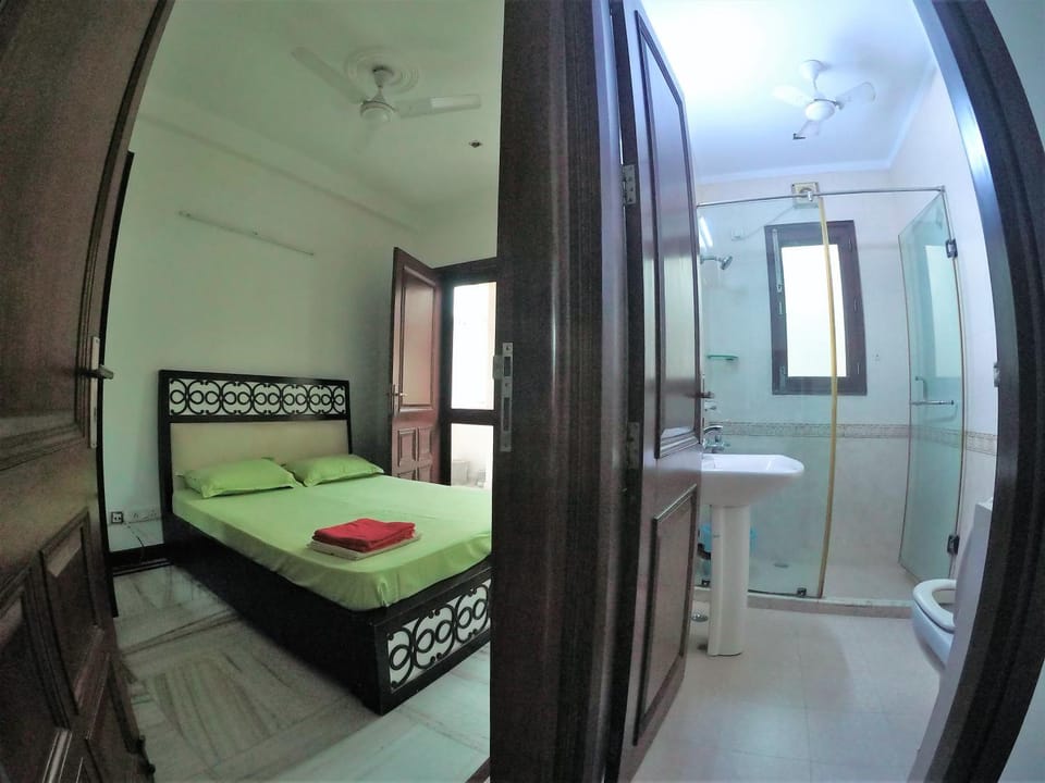 Shower, Toilet, Bed, Day, Bathroom, Photo of the whole room, Decorative detail, Bedroom, bunk bed