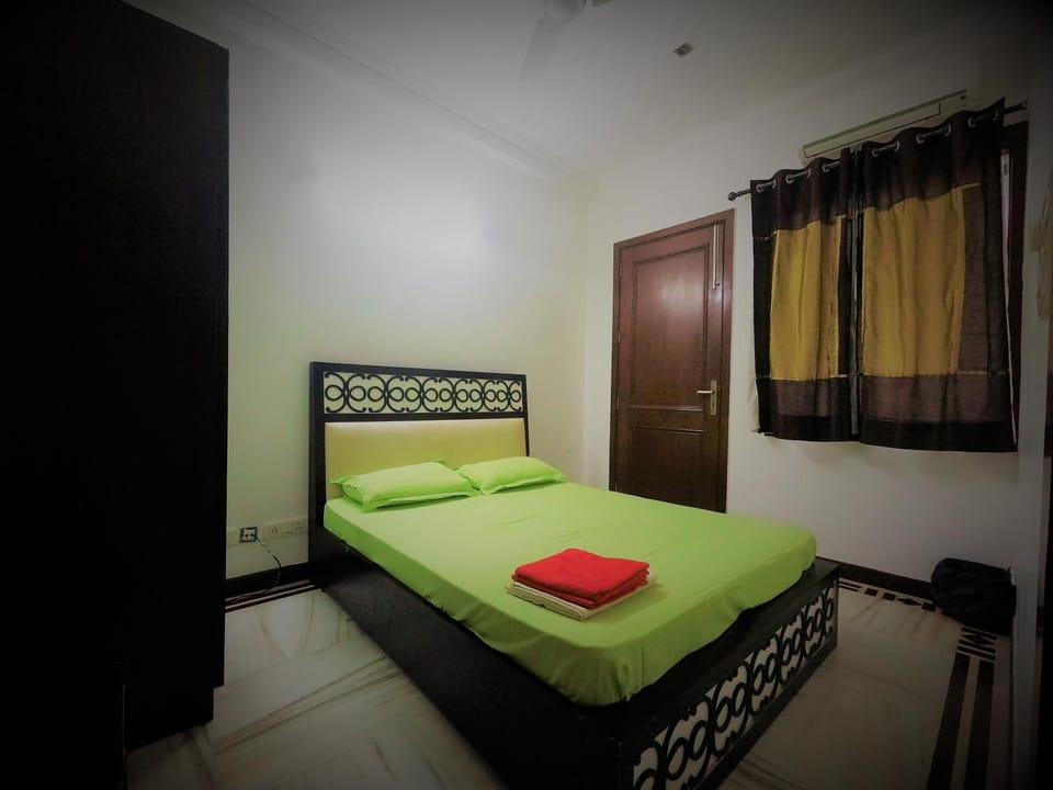Bed, Day, Photo of the whole room, Decorative detail, Decorative detail, Bedroom, bunk bed