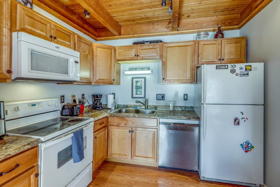 Unique Thornton Townhome: Swim, Ski, & Hike! House in Campton