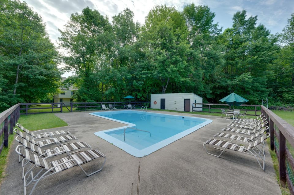 Unique Thornton Townhome: Swim, Ski, & Hike! House in Campton