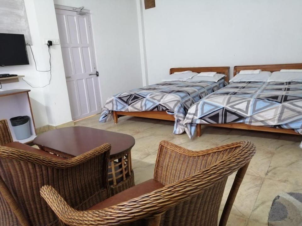 Bed, TV and multimedia, Seating area, Bedroom