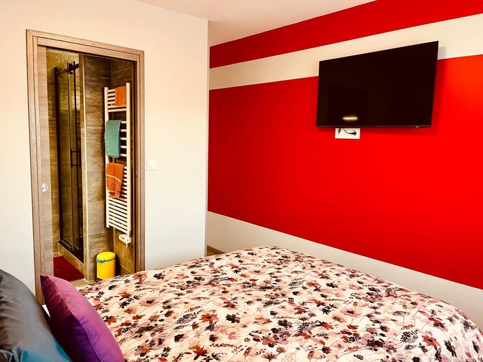 Communal lounge/ TV room, Bed, TV and multimedia, Photo of the whole room, Bedroom