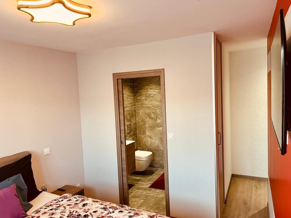 Bed, Bathroom, TV and multimedia, Photo of the whole room, Bedroom