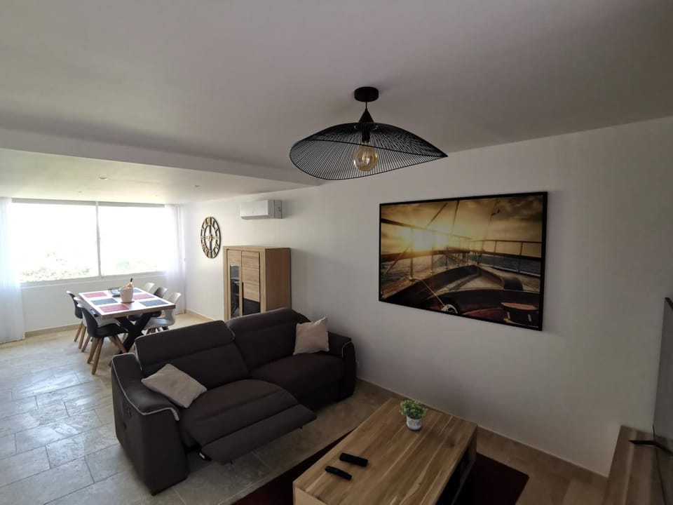 Grand T3 85 m2 situé à 15 min à pied des plages Apartment in French Riviera