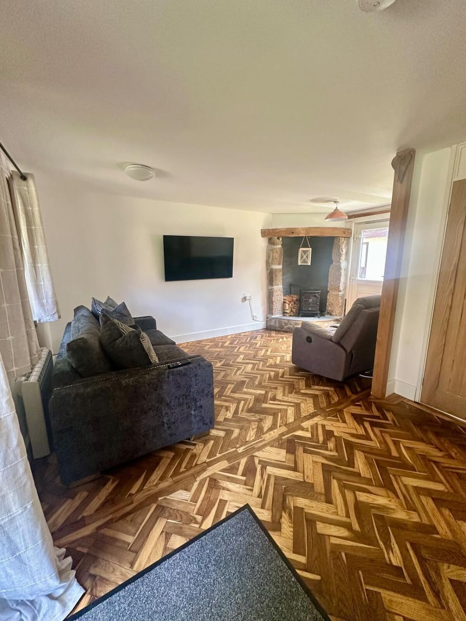 TV and multimedia, Living room, Seating area, Evening entertainment